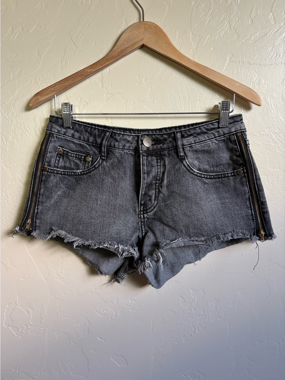 Cotton On The Frayed Mid Rise Zipper Sides Cut Off Faded Black Jean Shorts US 4